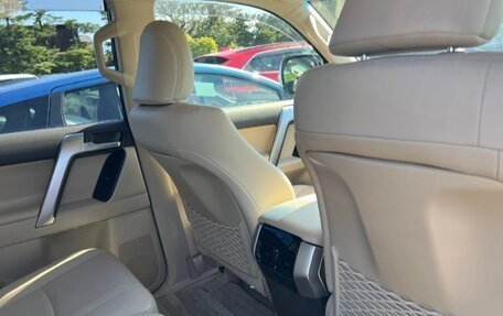 Toyota Land Cruiser Prado 150 рестайлинг 2, 2019 год, 4 700 000 рублей, 9 фотография