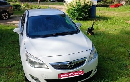 Opel Astra J, 2010 год, 710 000 рублей, 2 фотография