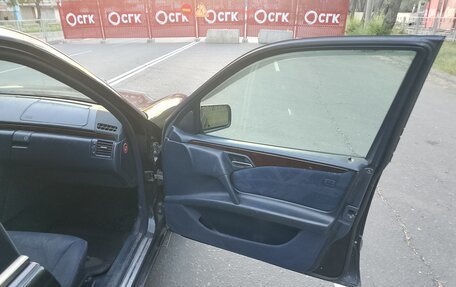 Mercedes-Benz E-Класс, 1996 год, 235 000 рублей, 12 фотография