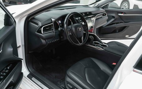 Toyota Camry, 2019 год, 2 750 000 рублей, 6 фотография