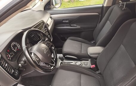 Mitsubishi Outlander III рестайлинг 3, 2016 год, 1 680 000 рублей, 7 фотография