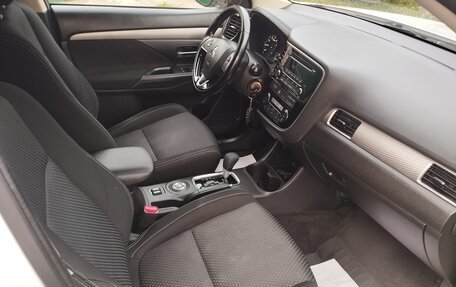 Mitsubishi Outlander III рестайлинг 3, 2016 год, 1 680 000 рублей, 10 фотография