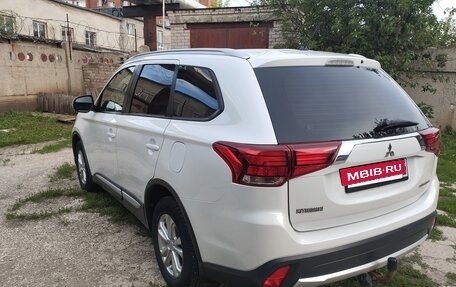 Mitsubishi Outlander III рестайлинг 3, 2016 год, 1 680 000 рублей, 4 фотография