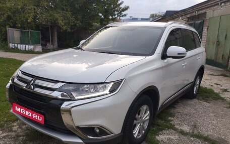 Mitsubishi Outlander III рестайлинг 3, 2016 год, 1 680 000 рублей, 1 фотография