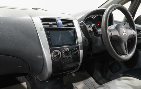 Mitsubishi Colt VI рестайлинг, 2003 год, 299 000 рублей, 20 фотография