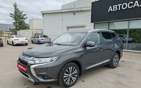 Mitsubishi Outlander III рестайлинг 3, 2018 год, 1 999 000 рублей, 1 фотография