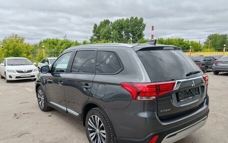 Mitsubishi Outlander III рестайлинг 3, 2018 год, 1 999 000 рублей, 4 фотография