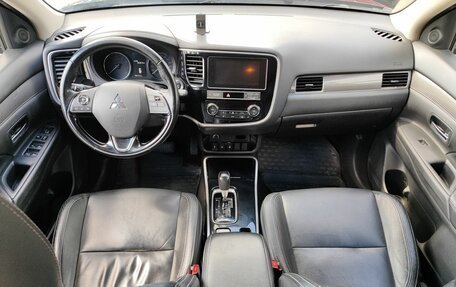 Mitsubishi Outlander III рестайлинг 3, 2019 год, 1 999 000 рублей, 10 фотография