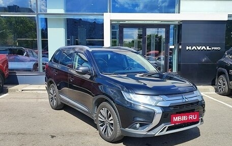 Mitsubishi Outlander III рестайлинг 3, 2019 год, 1 999 000 рублей, 3 фотография