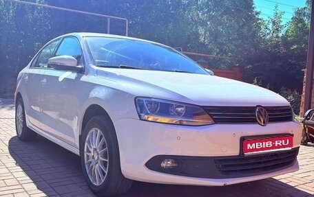 Volkswagen Jetta VI, 2013 год, 1 000 000 рублей, 1 фотография