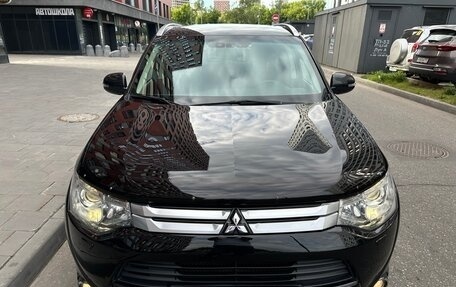 Mitsubishi Outlander III рестайлинг 3, 2014 год, 1 885 000 рублей, 3 фотография