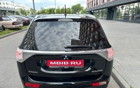 Mitsubishi Outlander III рестайлинг 3, 2014 год, 1 885 000 рублей, 4 фотография