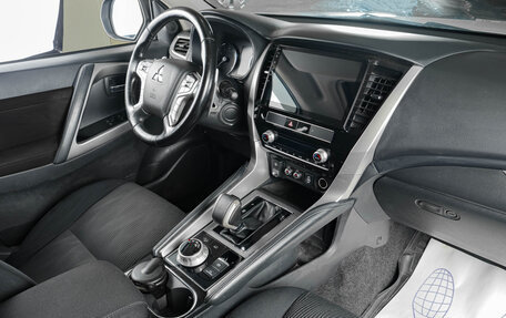 Mitsubishi Pajero Sport III рестайлинг, 2020 год, 3 699 000 рублей, 10 фотография