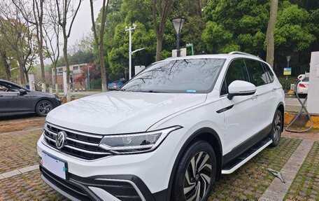 Volkswagen Tiguan II, 2022 год, 2 010 000 рублей, 1 фотография