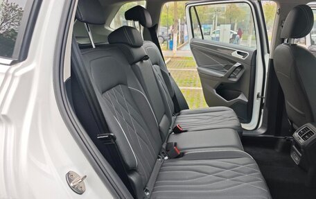 Volkswagen Tiguan II, 2022 год, 2 010 000 рублей, 9 фотография
