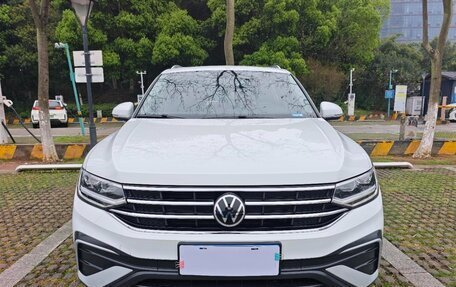 Volkswagen Tiguan II, 2022 год, 2 010 000 рублей, 2 фотография