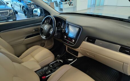 Mitsubishi Outlander III рестайлинг 3, 2020 год, 2 680 000 рублей, 8 фотография