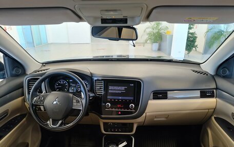 Mitsubishi Outlander III рестайлинг 3, 2020 год, 2 680 000 рублей, 10 фотография