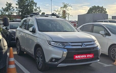 Mitsubishi Outlander III рестайлинг 3, 2016 год, 1 799 000 рублей, 2 фотография