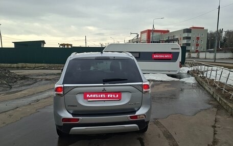 Mitsubishi Outlander III рестайлинг 3, 2014 год, 1 680 000 рублей, 2 фотография