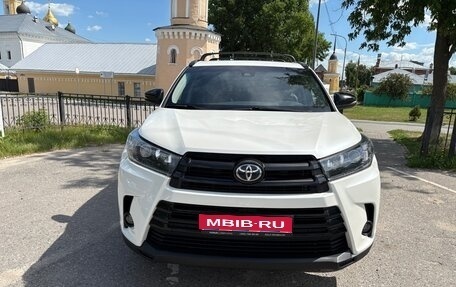 Toyota Highlander III, 2019 год, 3 690 000 рублей, 1 фотография