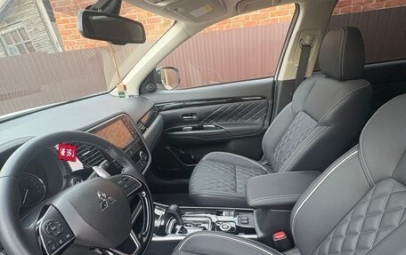 Mitsubishi Outlander III рестайлинг 3, 2022 год, 3 500 000 рублей, 4 фотография