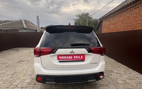 Mitsubishi Outlander III рестайлинг 3, 2022 год, 3 500 000 рублей, 3 фотография