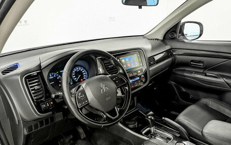 Mitsubishi Outlander III рестайлинг 3, 2018 год, 1 750 000 рублей, 16 фотография