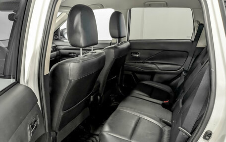 Mitsubishi Outlander III рестайлинг 3, 2018 год, 1 750 000 рублей, 12 фотография