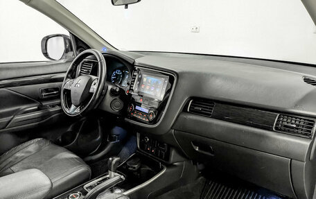Mitsubishi Outlander III рестайлинг 3, 2018 год, 1 750 000 рублей, 11 фотография