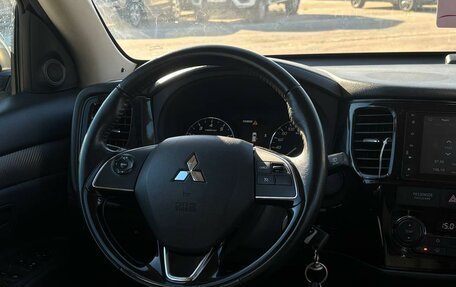 Mitsubishi Outlander III рестайлинг 3, 2017 год, 1 995 000 рублей, 10 фотография