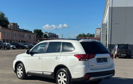 Mitsubishi Outlander III рестайлинг 3, 2017 год, 1 995 000 рублей, 7 фотография