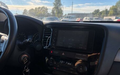 Mitsubishi Outlander III рестайлинг 3, 2017 год, 1 995 000 рублей, 13 фотография