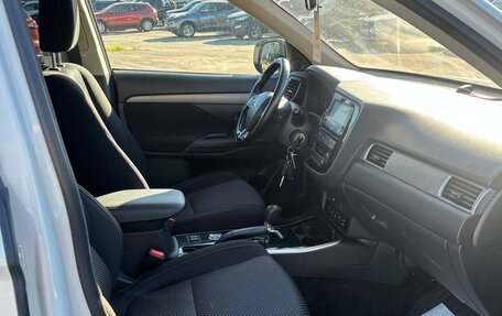Mitsubishi Outlander III рестайлинг 3, 2017 год, 1 995 000 рублей, 18 фотография