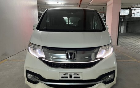 Honda Stepwgn IV, 2016 год, 1 420 000 рублей, 2 фотография