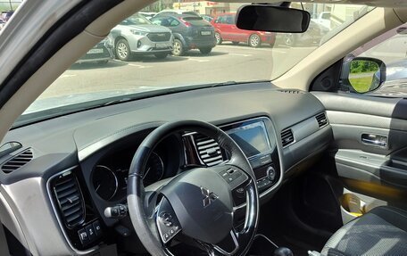 Mitsubishi Outlander III рестайлинг 3, 2018 год, 1 950 000 рублей, 6 фотография