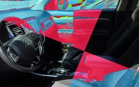 Mitsubishi Outlander III рестайлинг 3, 2018 год, 1 950 000 рублей, 7 фотография