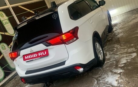 Mitsubishi Outlander III рестайлинг 3, 2019 год, 1 900 000 рублей, 3 фотография