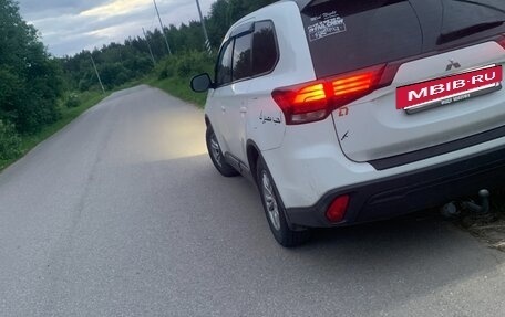 Mitsubishi Outlander III рестайлинг 3, 2019 год, 1 900 000 рублей, 2 фотография