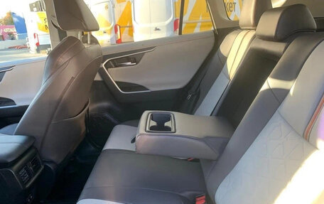 Toyota RAV4, 2019 год, 3 190 000 рублей, 10 фотография