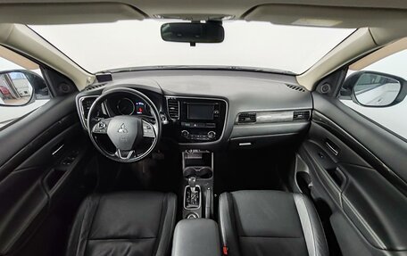 Mitsubishi Outlander III рестайлинг 3, 2016 год, 1 599 000 рублей, 14 фотография