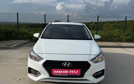 Hyundai Solaris II рестайлинг, 2017 год, 990 000 рублей, 1 фотография