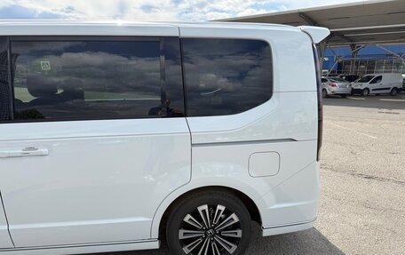 Honda Stepwgn, 2024 год, 3 200 000 рублей, 5 фотография