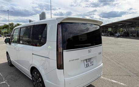 Honda Stepwgn, 2024 год, 3 200 000 рублей, 6 фотография