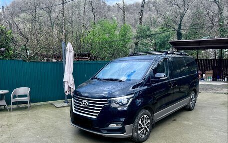 Hyundai Grand Starex Grand Starex I рестайлинг 2, 2019 год, 4 000 000 рублей, 3 фотография