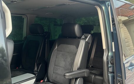 Volkswagen Multivan T6 рестайлинг, 2017 год, 3 300 000 рублей, 9 фотография