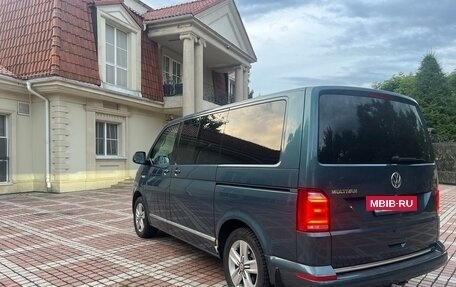Volkswagen Multivan T6 рестайлинг, 2017 год, 3 300 000 рублей, 10 фотография
