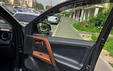 Toyota RAV4, 2015 год, 2 700 000 рублей, 14 фотография
