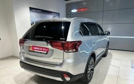 Mitsubishi Outlander III рестайлинг 3, 2018 год, 2 240 000 рублей, 7 фотография