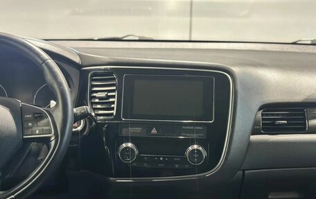 Mitsubishi Outlander III рестайлинг 3, 2018 год, 2 240 000 рублей, 17 фотография